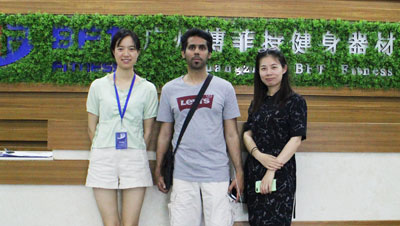 卡塔尔客户来中国采购花季传媒APP下载健身房器材 